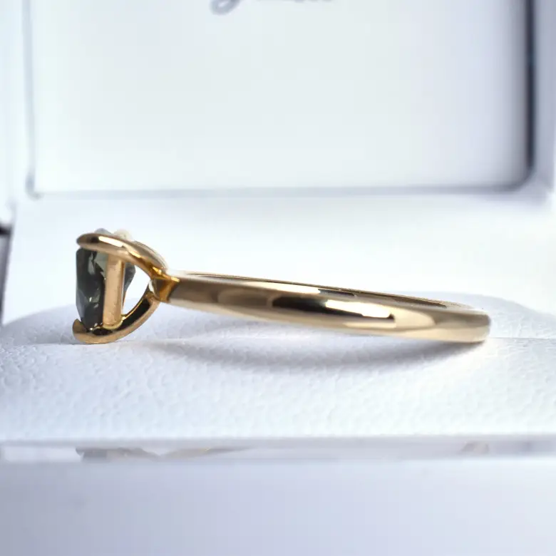 Pierścionek z aleksandrytem szlif trillion